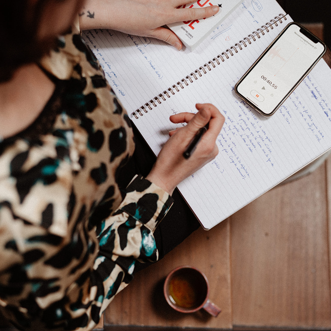 Personne qui écrit sur un cahier