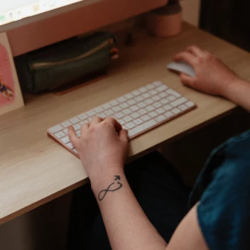 Personne qui tape sur son clavier d'ordinateur