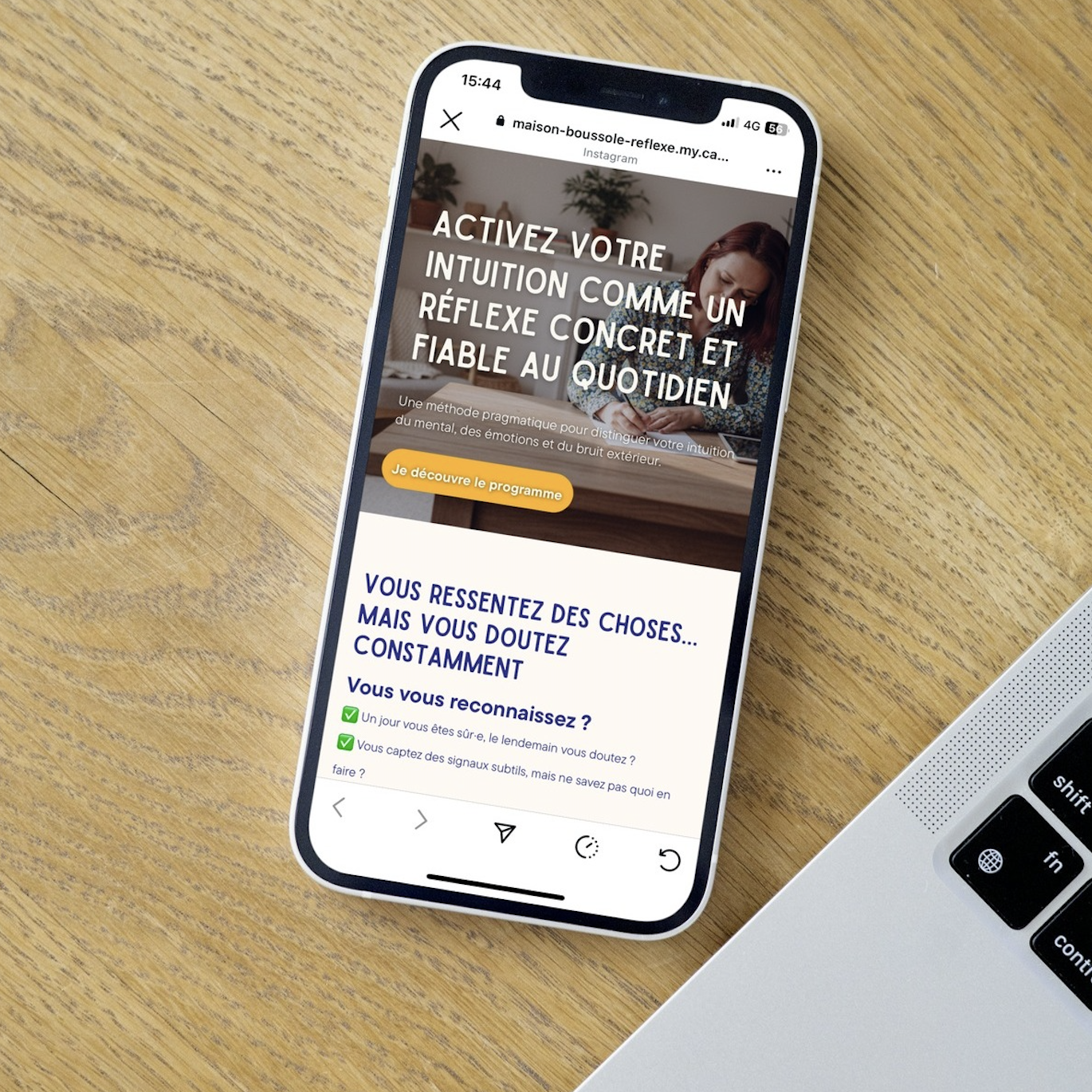 smartphone avec le programme réflexe de maison boussole ouvert dessus